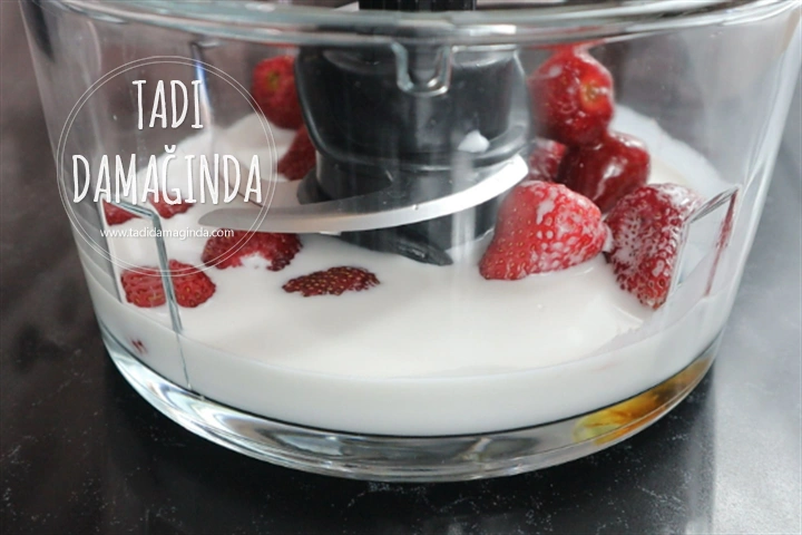 Laktozsuz Kazeinsiz Çilekli Chia Puding