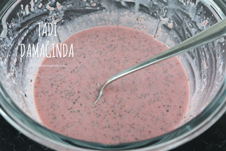 Laktozsuz Kazeinsiz Çilekli Chia Puding