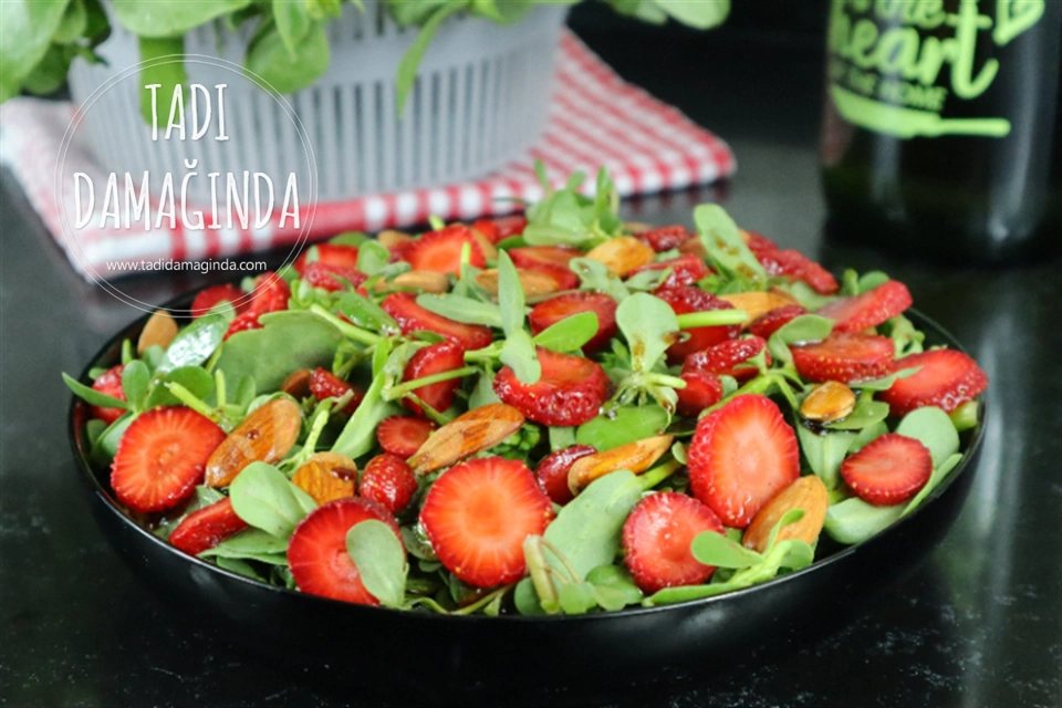 Çilekli Bademli Semizotu Salatası