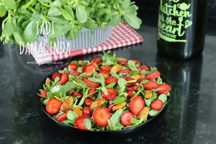 Çilekli Bademli Semizotu Salatası