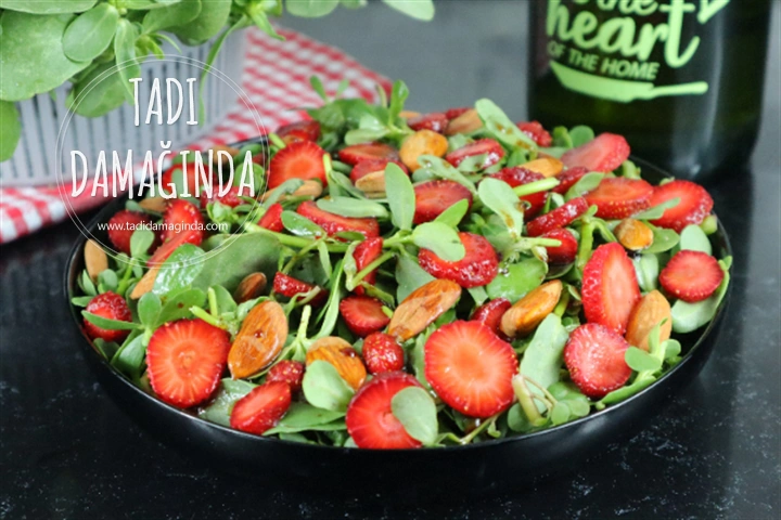 Çilekli Bademli Semizotu Salatası