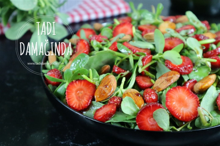 Çilekli Bademli Semizotu Salatası
