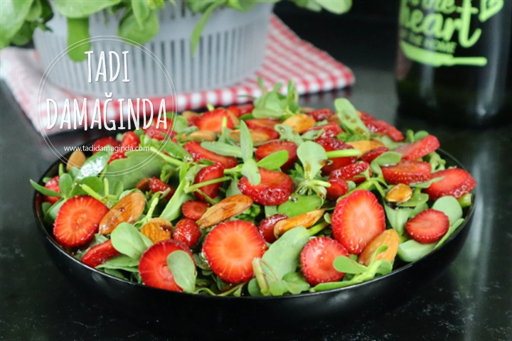Çilekli Bademli Semizotu Salatası