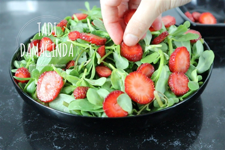 Çilekli Bademli Semizotu Salatası
