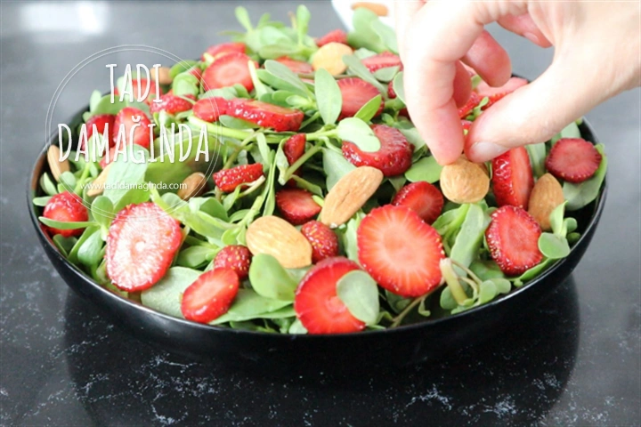 Çilekli Bademli Semizotu Salatası