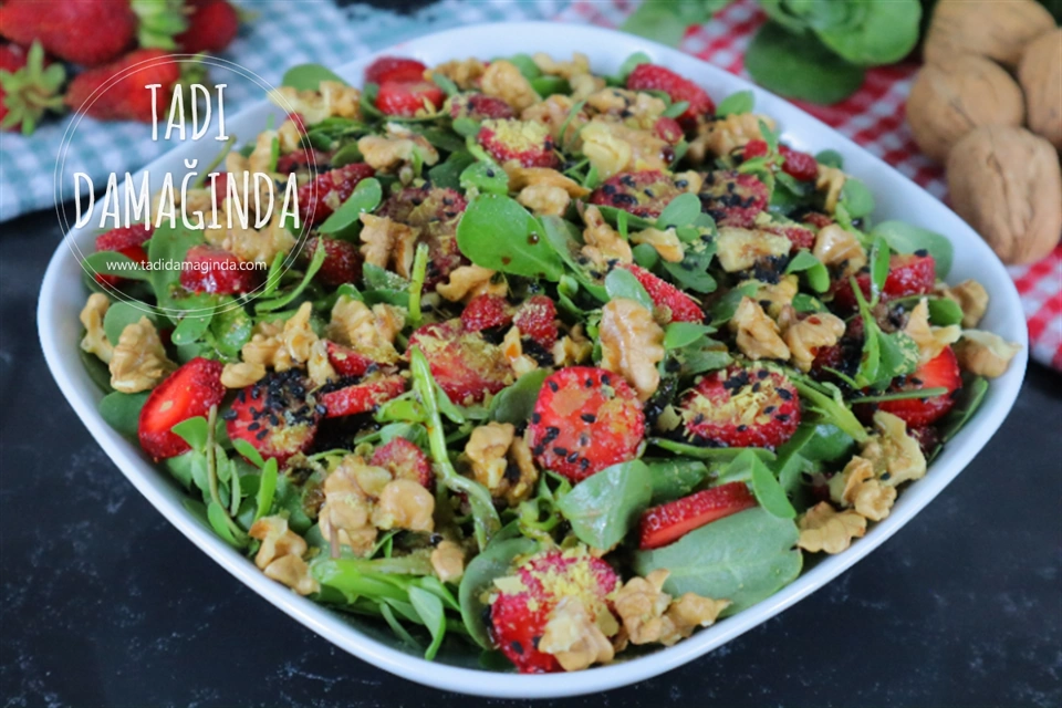 Çilekli Cevizli Semizotu Salatası