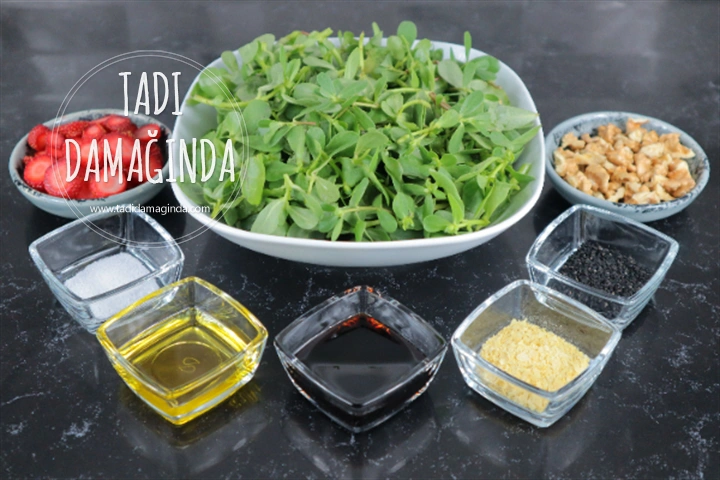 Çilekli Cevizli Semizotu Salatası