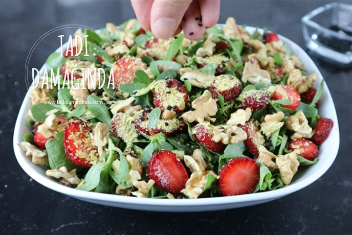 Çilekli Cevizli Semizotu Salatası