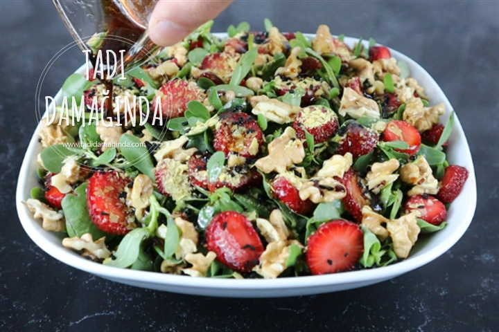 Çilekli Cevizli Semizotu Salatası
