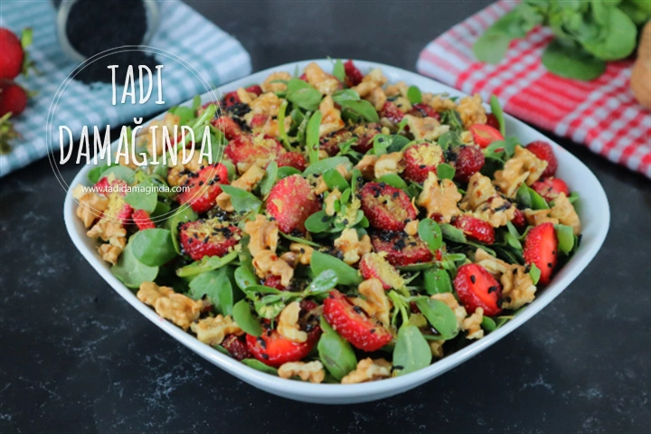 Çilekli Cevizli Semizotu Salatası