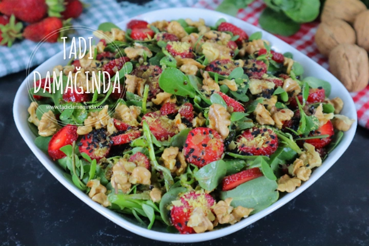 Çilekli Cevizli Semizotu Salatası