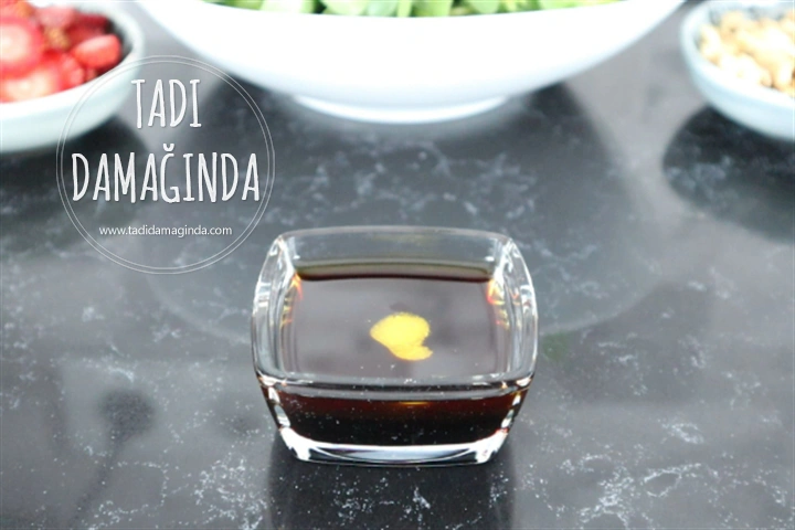 Çilekli Cevizli Semizotu Salatası