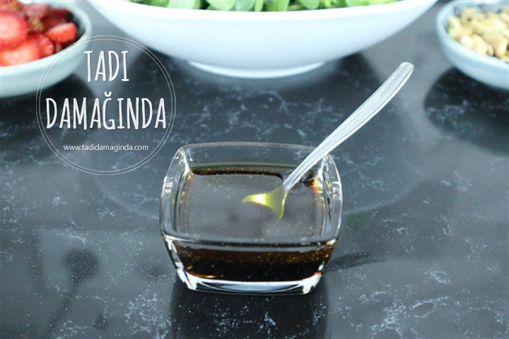 Çilekli Cevizli Semizotu Salatası