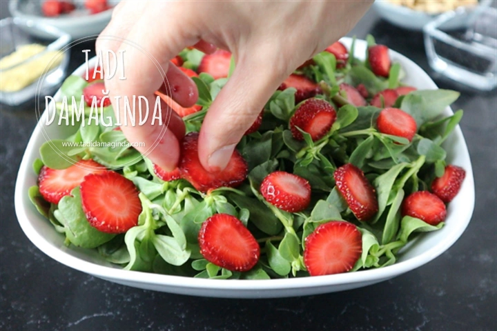 Çilekli Cevizli Semizotu Salatası