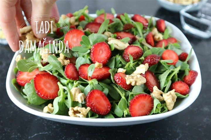 Çilekli Cevizli Semizotu Salatası