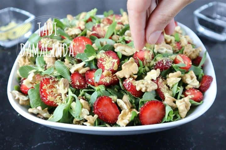 Çilekli Cevizli Semizotu Salatası