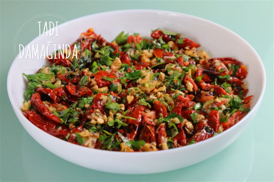 Az Malzemeli Çok Lezzetli Kuru Domates Salatası