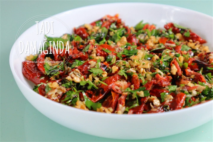 Az Malzemeli Çok Lezzetli Kuru Domates Salatası