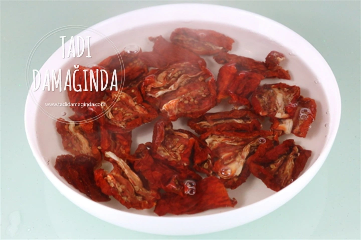 Az Malzemeli Çok Lezzetli Kuru Domates Salatası