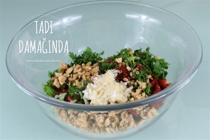 Az Malzemeli Çok Lezzetli Kuru Domates Salatası