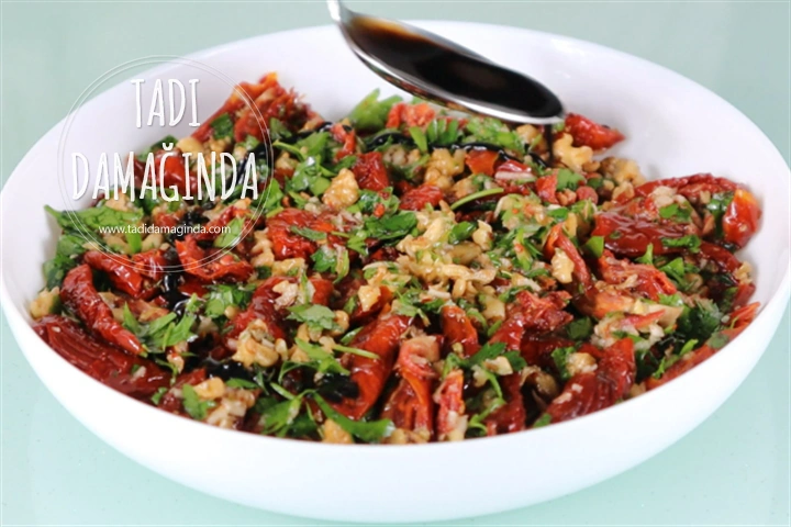 Az Malzemeli Çok Lezzetli Kuru Domates Salatası