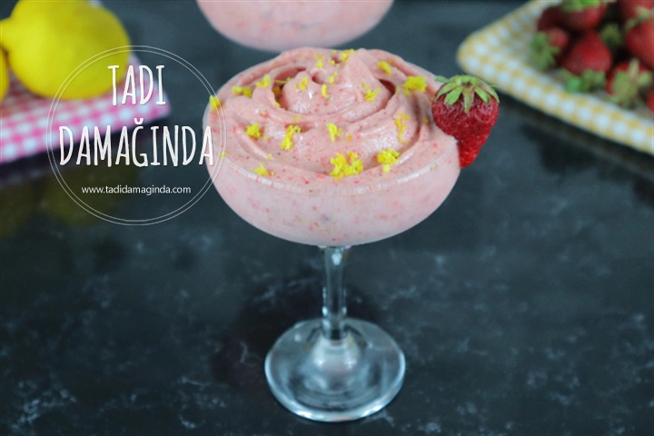 3 Malzemeli Çilekli Limonlu Muz Dondurması