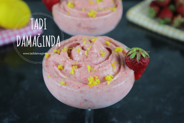 3 Malzemeli Çilekli Limonlu Muz Dondurması