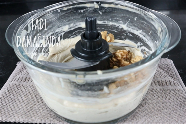 3 Malzemeli Cevizli Tarçınlı Muz Dondurması