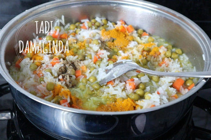 Zerdeçallı Bezelyeli Havuçlu Pilav