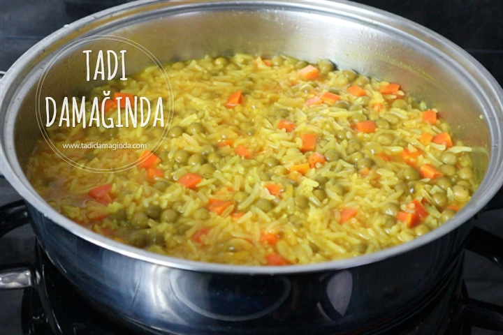 Zerdeçallı Bezelyeli Havuçlu Pilav