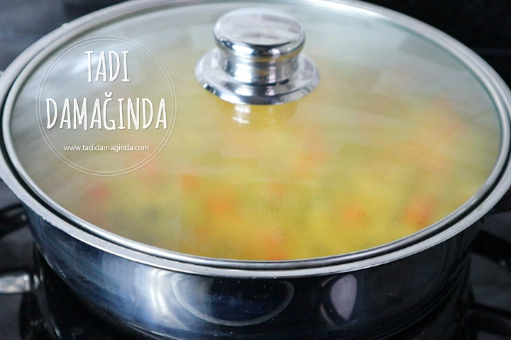 Zerdeçallı Bezelyeli Havuçlu Pilav