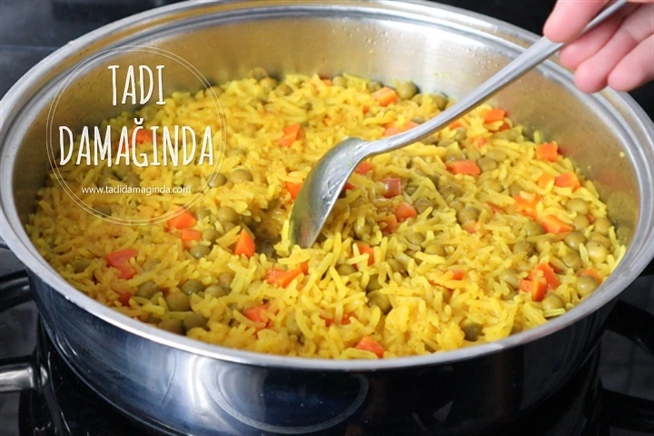 Zerdeçallı Bezelyeli Havuçlu Pilav