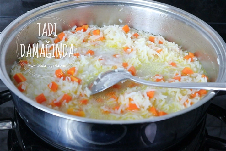 Zerdeçallı Bezelyeli Havuçlu Pilav