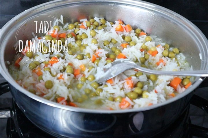 Zerdeçallı Bezelyeli Havuçlu Pilav