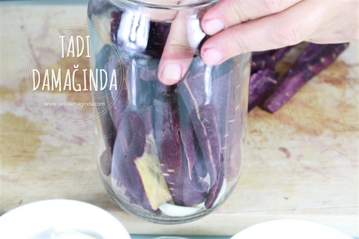 Zencefilli Sarımsaklı Siyah (Mor) Havuç Turşusu