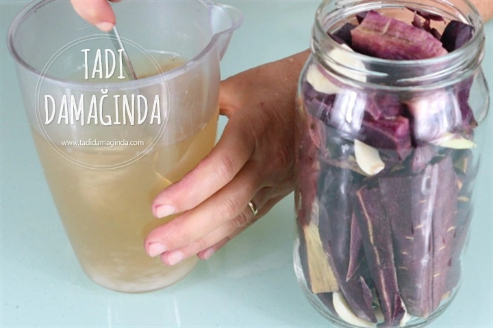 Zencefilli Sarımsaklı Siyah (Mor) Havuç Turşusu