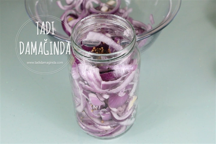 Kişnişli Karabiberli Mor (Kırmızı) Soğan Turşusu