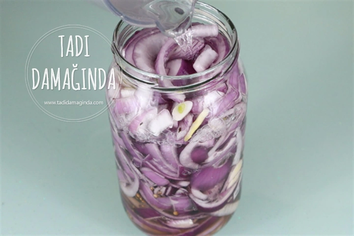 Kişnişli Karabiberli Mor (Kırmızı) Soğan Turşusu