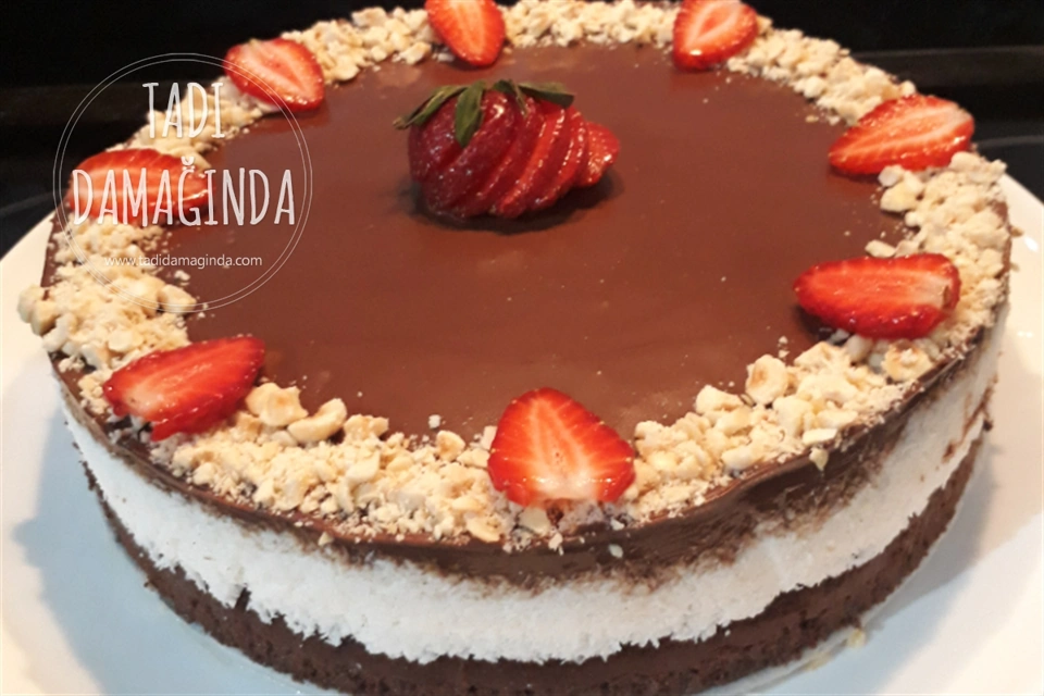 Hindistan Cevizli Çikolatalı Pasta