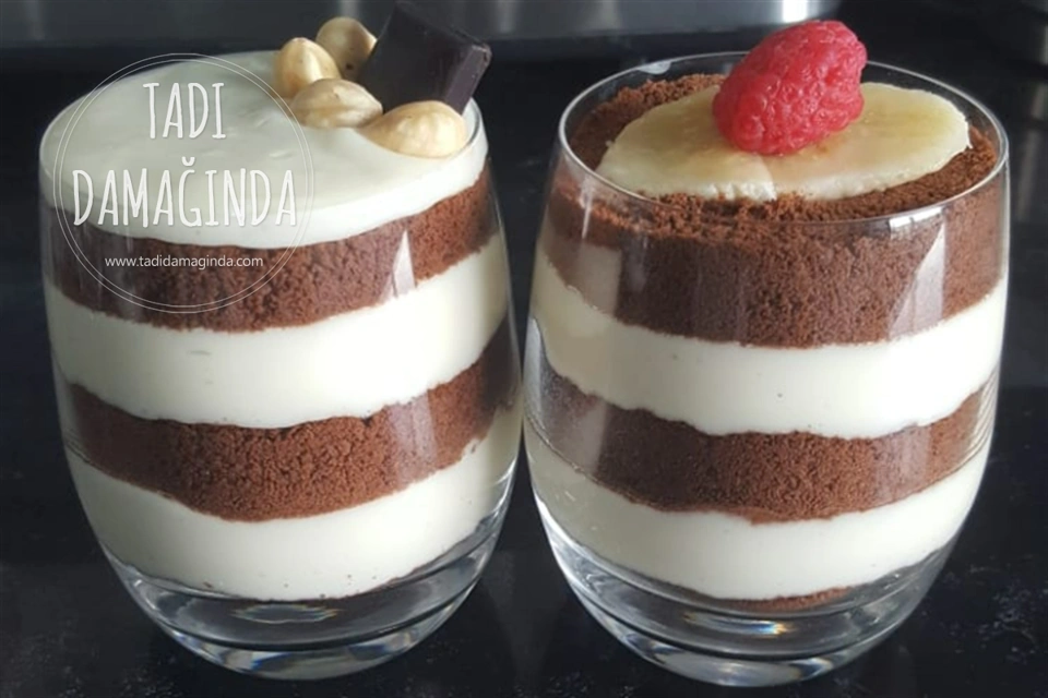 Muhteşem Dokusuyla Bardakta Bisküvili Muhallebi