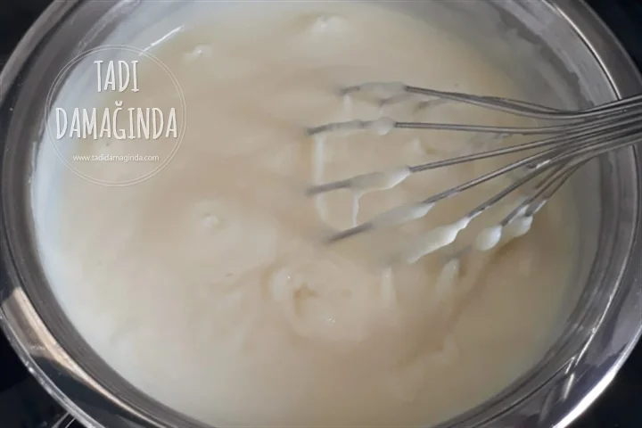 Muhteşem Dokusuyla Bardakta Bisküvili Muhallebi