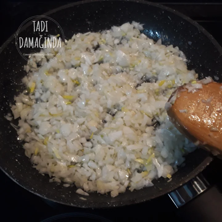 Patatesli Tepsi Böreği