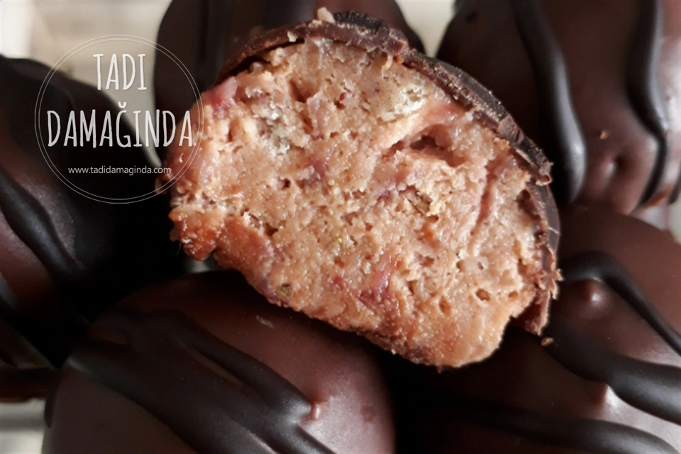 Çikolata Kaplı Bisküvili Çilekli Enfes Toplar