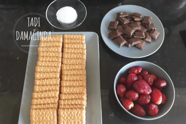 Çikolata Kaplı Bisküvili Çilekli Enfes Toplar