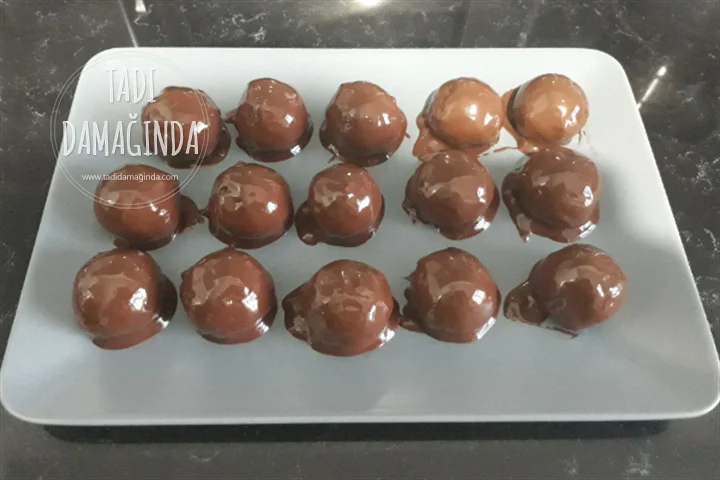 Çikolata Kaplı Bisküvili Çilekli Enfes Toplar