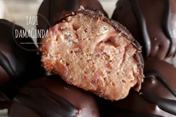 Çikolata Kaplı Bisküvili Çilekli Enfes Toplar