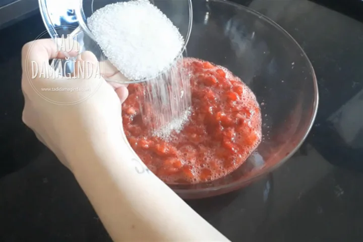 Çikolata Kaplı Bisküvili Çilekli Enfes Toplar