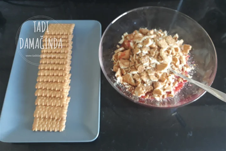 Çikolata Kaplı Bisküvili Çilekli Enfes Toplar