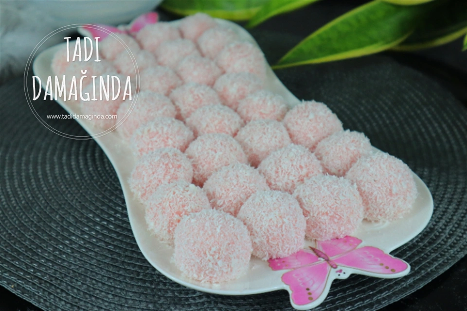 Çilekli İrmikli Toplar