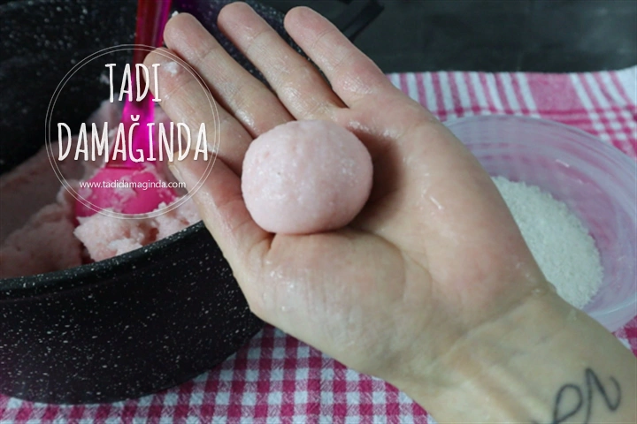 Çilekli İrmikli Toplar